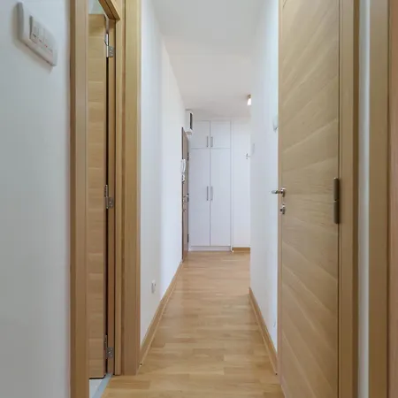 Premium Stan 70 Βελιγράδι