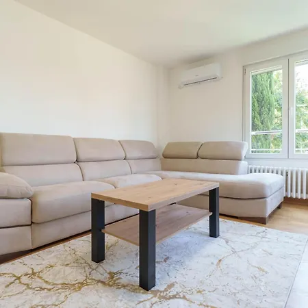 Premium Stan 70 Βελιγράδι